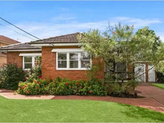 Deal! 3 BR 4 Valley View Crescent, North Epping House for rent.