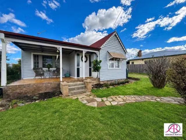 Just in! 3 BR 50 Mann Street, Armidale House for rent Listed.