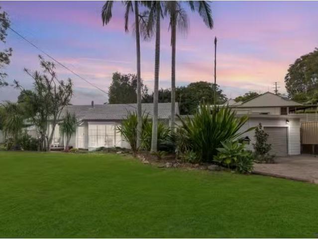 Deal! 3 BR 52 Deborah Street, KOTARA SOUTH House for rent Lis.