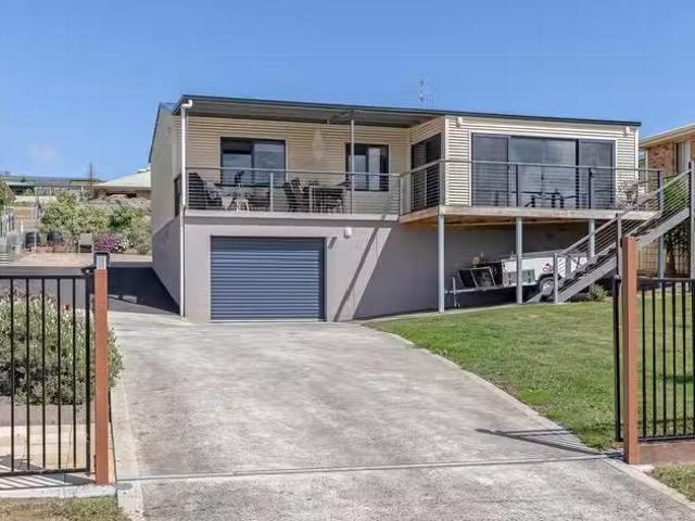 Charming 3 BR 60 Emma St, BRIDPORT, TAS 7262 House for Rent