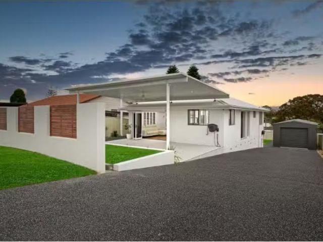 Nice 3 BR 60 fishanga Avenue, Budgewoi House for rent Listed.