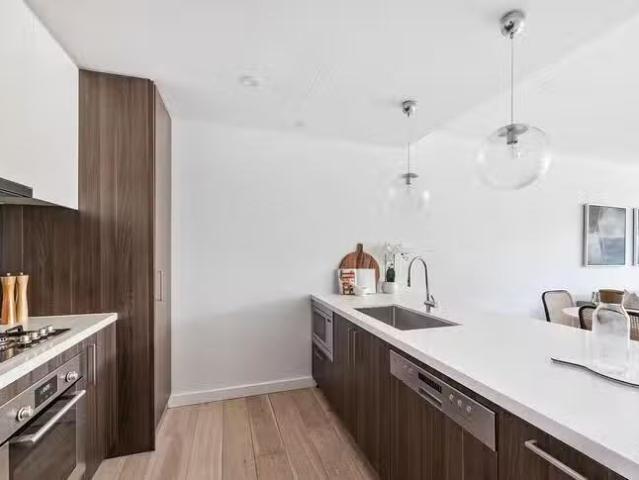 Deal! 3 BR 611/84 108 Anzac Parade, Kensington, NSW 2033