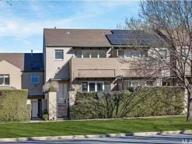 Just in! 3 BR 70 Moorhouse Street, O'connor Townhouse for rent.
