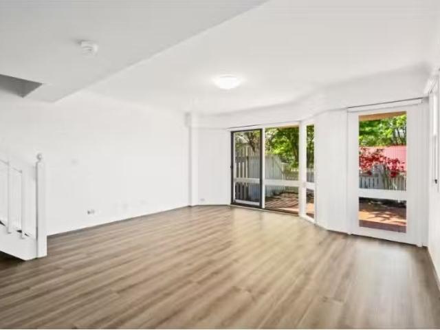 Unique 3 BR 7/241 Ben Boyd Road, Neutral Bay Apartment for ren.