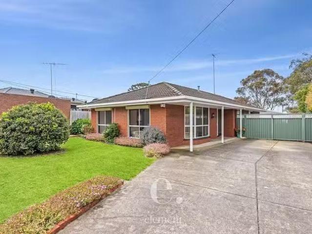 Cozy 3 BR 78 Nanworen Crescent, Bell Park, VIC 3215
