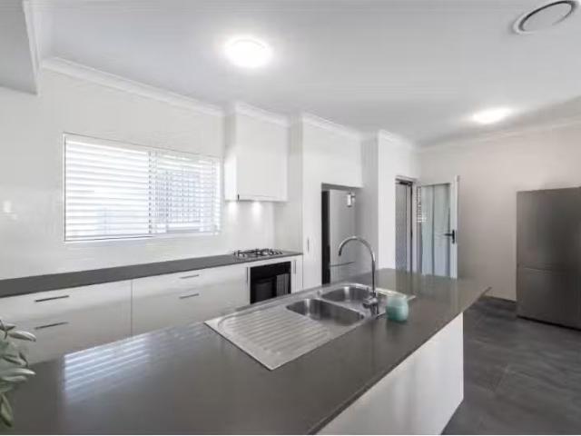 Rental! 3 BR 8/7 Stockton St, Morisset Townhouse for rent Lis.
