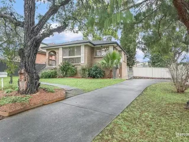 For Rent! 3 BR 8 Lightwood Street, Ambarvale, NSW 2560
