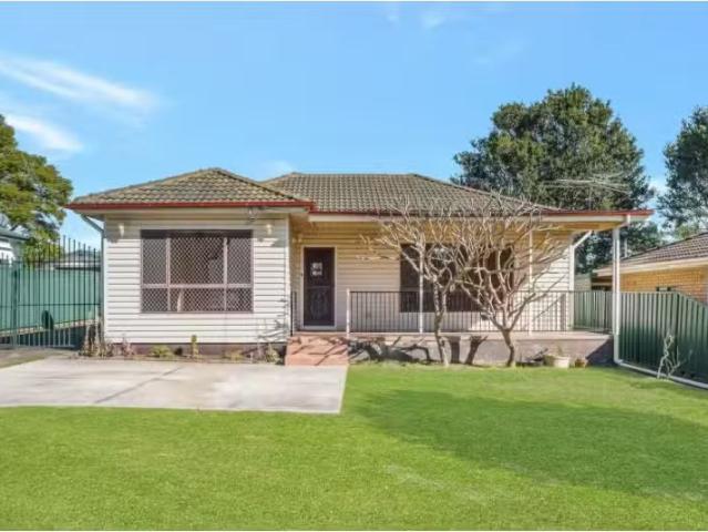 Deal! 3 BR 93 O'Sullivan Rd, Leumeah House for rent Listed by.