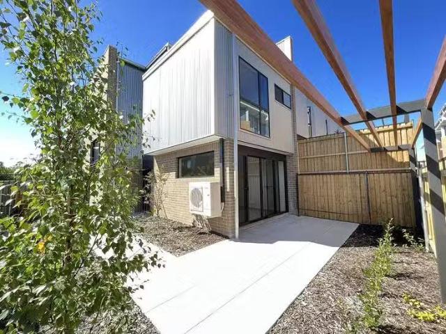 Cozy 3 BR 94/2 Woodberry Avenue, Coombs, ACT 2611