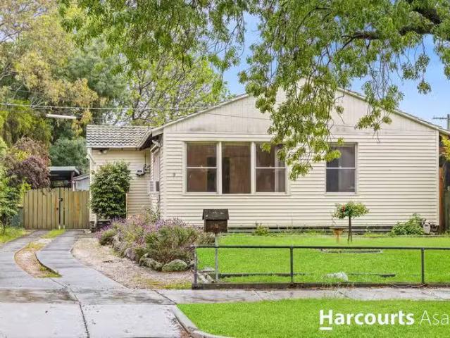 For Rent! 3 BR 9 Tallowwood Street, Frankston North, VIC 3200.