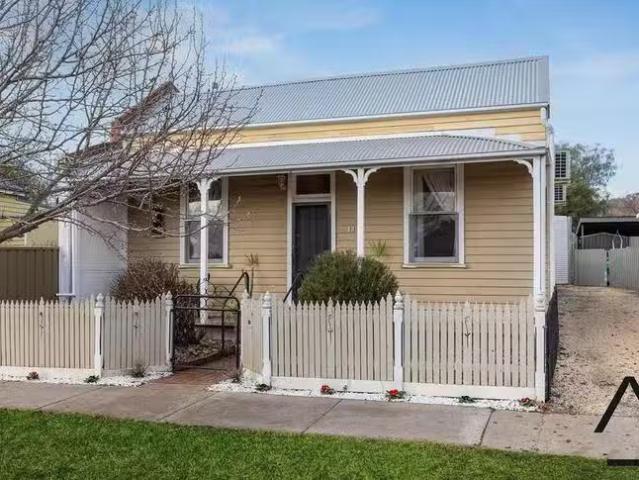 Nice 3 BR 13 Neale Street, Kennington, VIC 3550