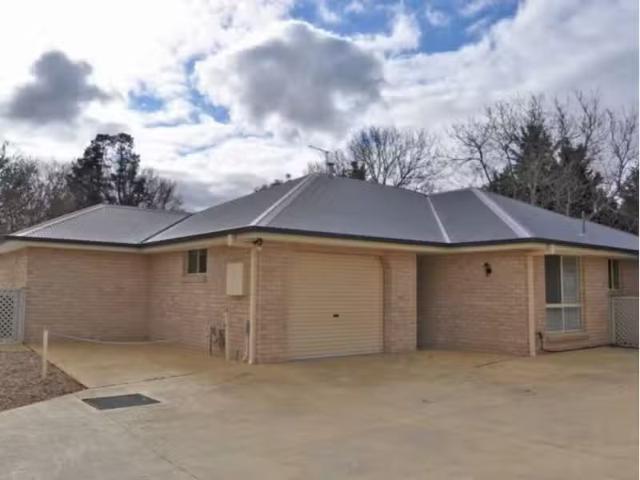 For Rent! 3 BR 103A Morrisset Street, Bathurst House for rent.