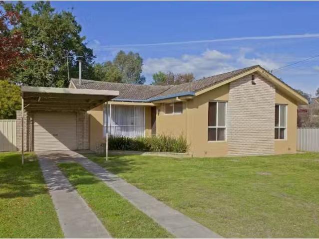 Nice 3 BR 1074 Koonwarra Street, North Albury House for rent.