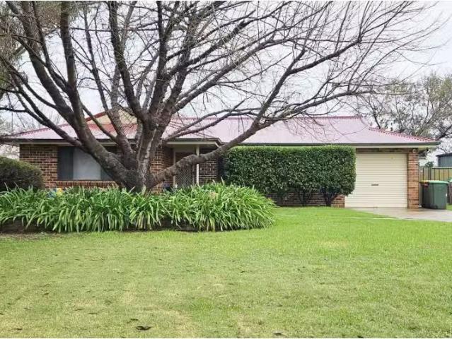 For Rent! 3 BR 10 Wren Place, Dubbo House for rent Listed by.