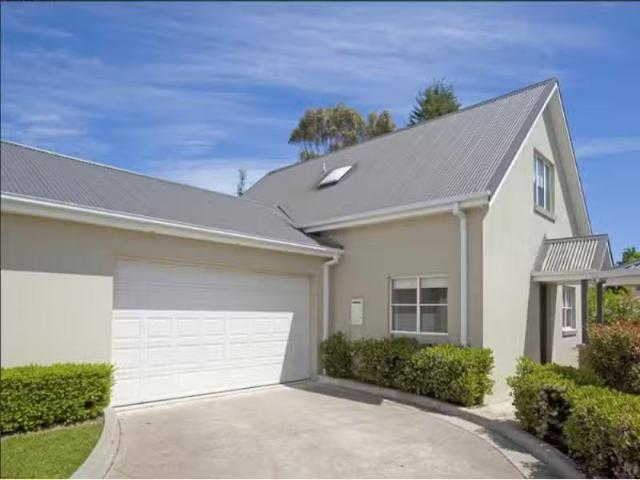 Cozy 3 BR 11/2 6 Hawkins street, MOSS VALE Townhouse for rent.