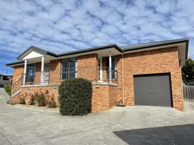 Charming 3 BR 1/12 Bonnet Place, MORNINGTON, TAS 7018 Villa.