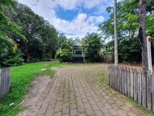 Cozy 3 BR 120 Eugaree Street, SOUTHPORT, QLD 4215 House for.