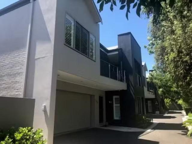 Unique 3 BR 123B Fitzroy Street, TAMWORTH Townhouse for rent.