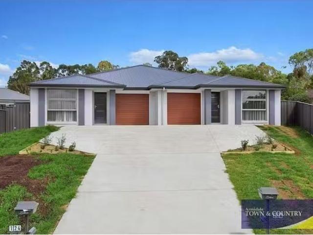 Cozy 3 BR 1/24 Schaefer Drive, ARMIDALE Townhouse for rent Li.