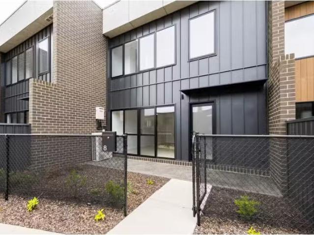 Just in! 3 BR 12 Carcoar Terrace, WATSON Townhouse for rent L.