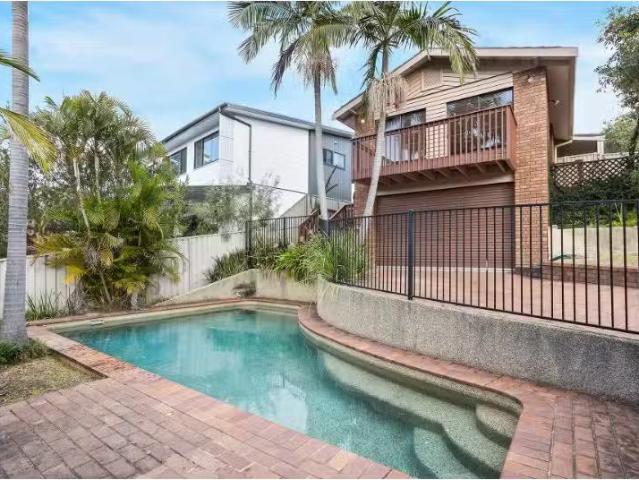 Just in! 3 BR 130 Hall Drive, Menai House for rent Listed by.