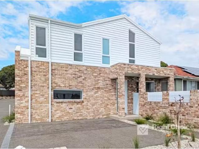 Charming 3 BR 1/7 9 Kingston Street, Oak Flats Apartment for r.