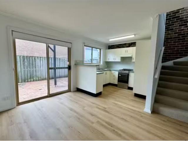 For Rent! 3 BR 14/54 Corlette Street, Cooks Hill House for ren.