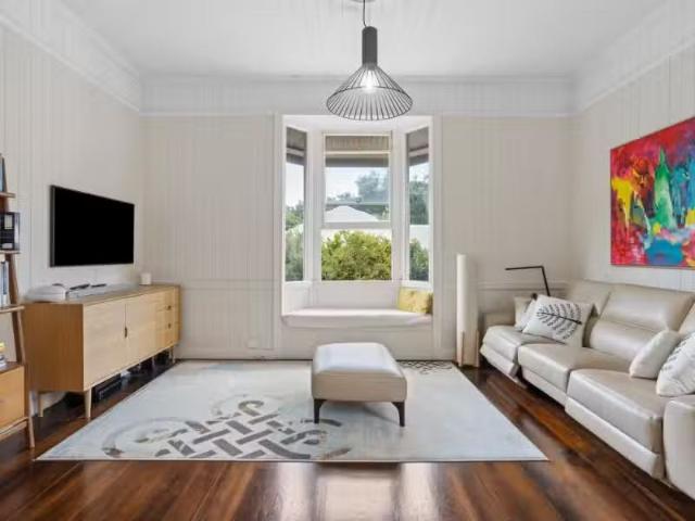 Cheap 3 BR 1/49 Hawthorne Road, HAWTHORNE Townhouse for rent.