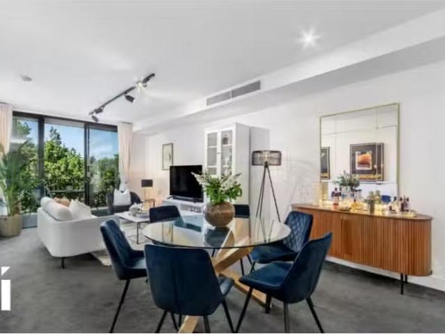 Cheap 3 BR 17/16 Elouera Street, Braddon Apartment for rent L.
