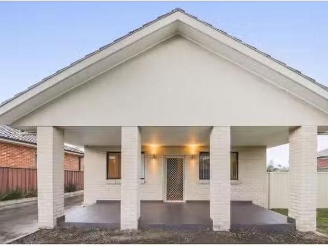 Just in! 3 BR 1/77 Canberra street, OXLEY PARK House for rent.