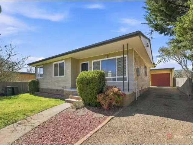 Deal! 3 BR 183 Chapel Street, Armidale House for rent Listed.