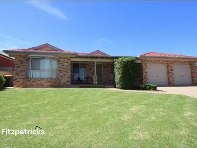 Cozy 3 BR 18 Yarrawah Crescent, Bourkelands House for rent Li.