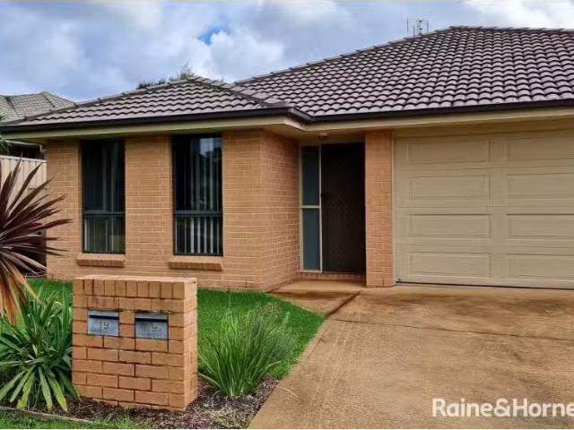 For Rent! 3 BR 19 Candlebark Close, WEST NOWRA Townhouse for r.