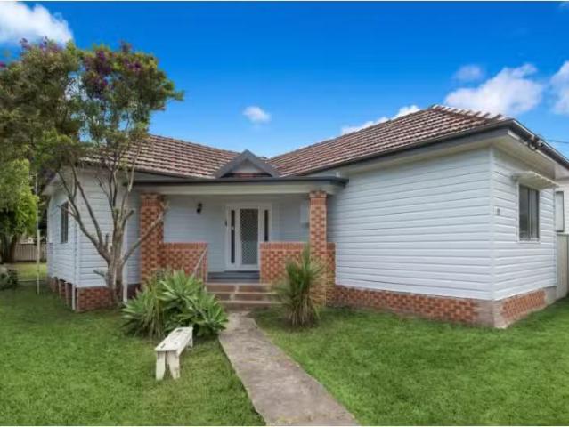 Unique 3 BR 19 Murphys Avenue, Gwynneville House for rent Lis.