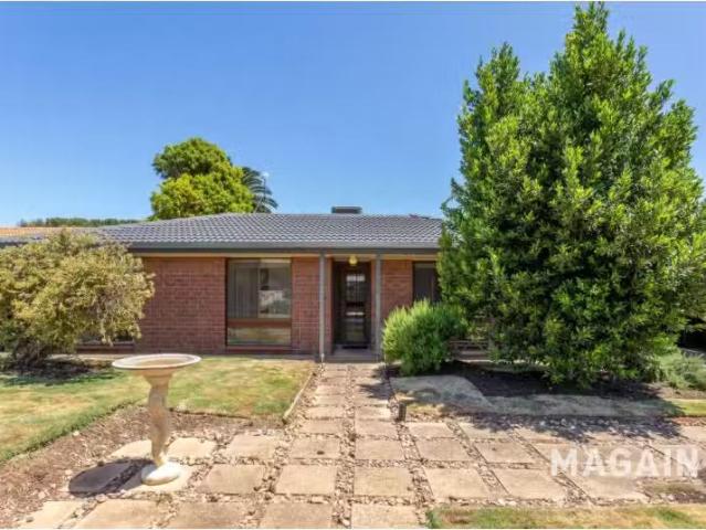 Cheap 3 BR 19 Surreyville Grove, Old Reynella House for rent.
