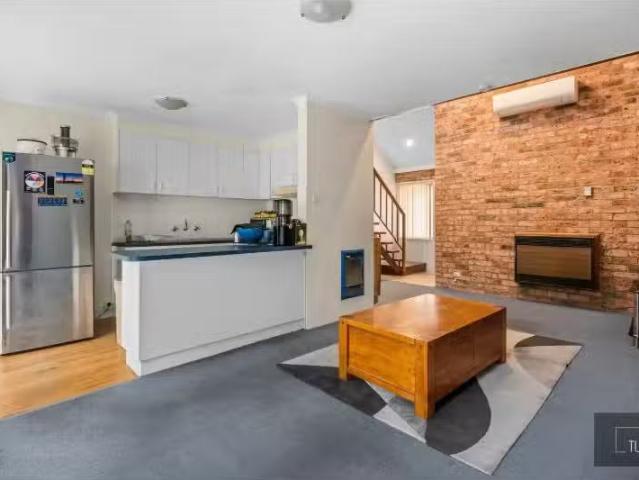 Rental! 3 BR 19B Boothby Place, Garran Townhouse for rent Lis.
