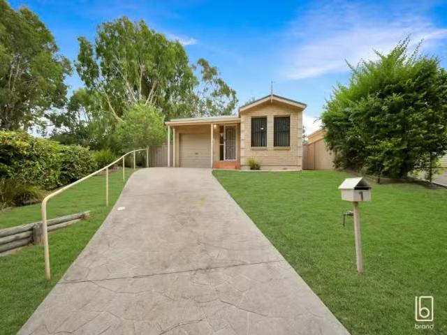 Just in! 3 BR 1 Franklin Drive, LAKE MUNMORAH House for rent.