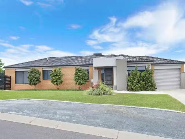 For Rent! 3 BR 1 Lockhead Street, Leneva, VIC 3691