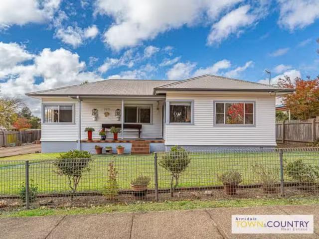 Deal! 3 BR 207 Kennedy Street, ARMIDALE House for rent Listed.