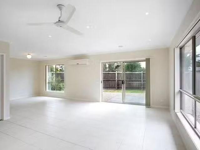 Deal! 3 BR 20 Thernholme Crescent, Doreen, VIC 3754