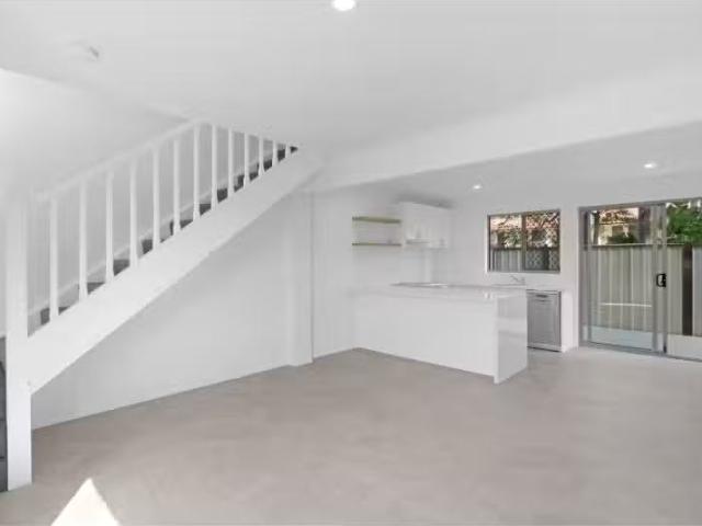 For Rent! 3 BR 2/104 Kennedy Drive, TWEED HEADS House for rent.