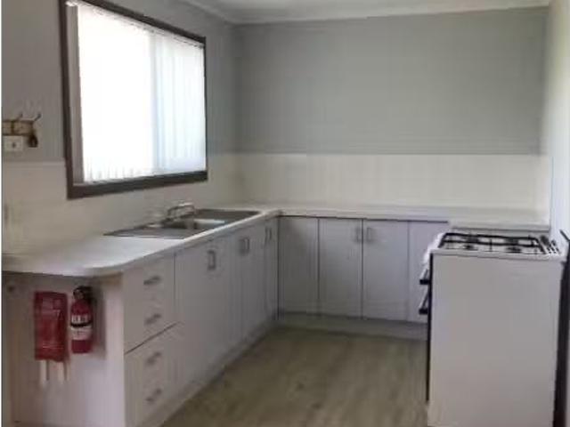Unique 3 BR 21/12 Old Princes Highway, Batemans Bay House for.