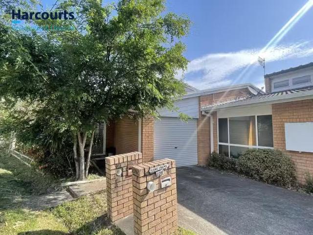 Unique 3 BR 2/174 Tuggerawong Road, WYONGAH, NSW 2259 Townho.