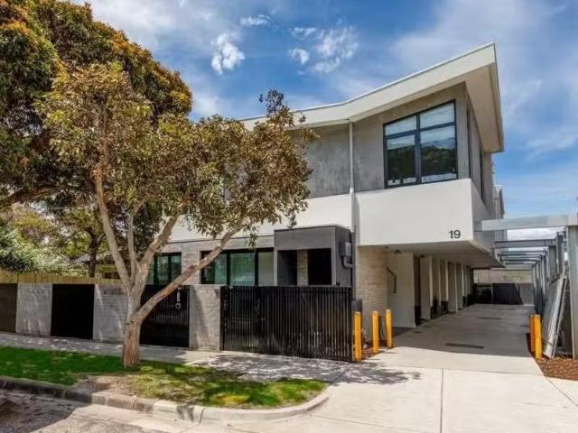 For Rent! 3 BR 2/19 Inglis Avenue, Frankston, VIC 3199 Townh.