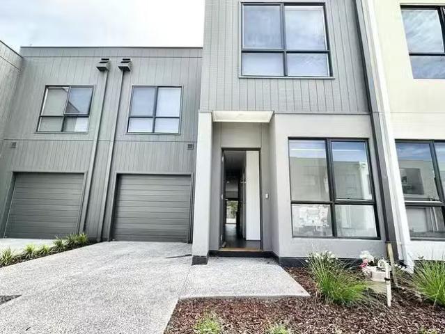 Unique 3 BR 21 Limestone Drive, Berwick, VIC 3806