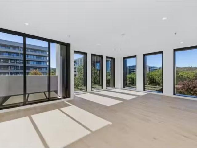 Just in! 3 BR 220/62 Constitution Avenue, Parkes Apartment for.