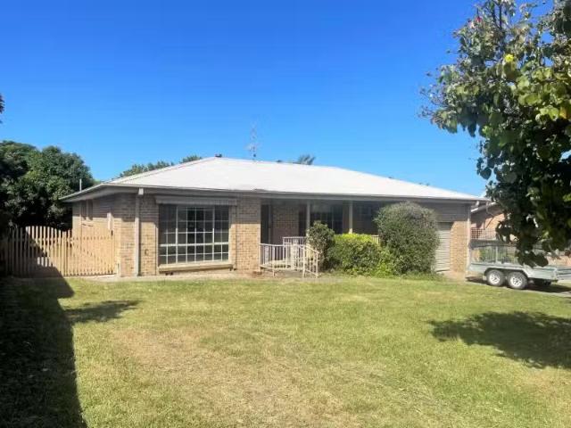 Unique 3 BR 24 Eric Fenning Drive, SURF BEACH House for rent.