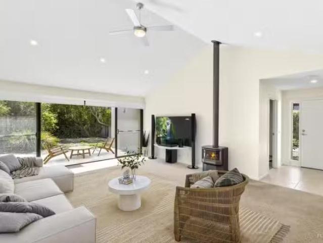 Unique 3 BR 2/5 Waiora Court, Point Lonsdale VIC 3225 House.