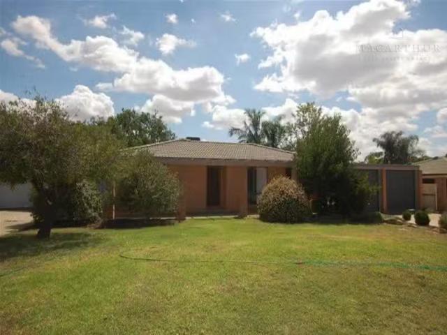 Unique 3 BR 26 Langi Crescent, Glenfield Park House for rent.