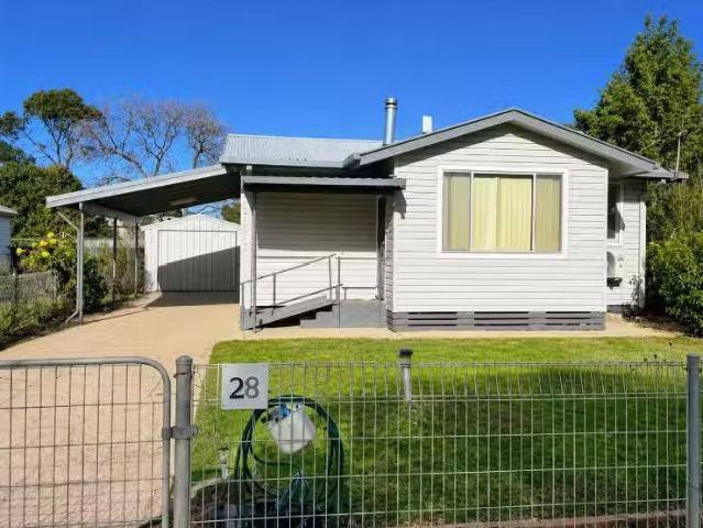 Just in! 3 BR 28 Mulga St, Barellan House for rent Listed by.
